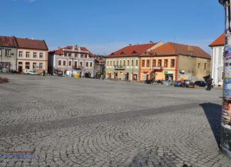 Kostka ściągnięta z rynku w Bochni jako symboliczna cegiełka?