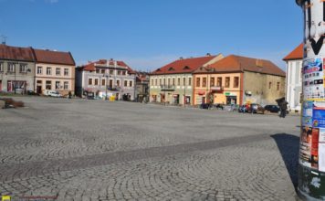Bochnia. Kostka granitowa zerwana z Rynku wystawiona na sprzedaż