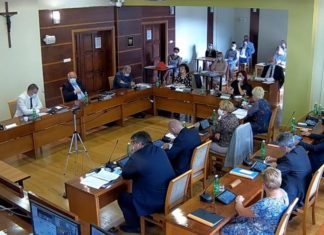 Burmistrz Bochni bez wotum zaufania i absolutorium – szczegółowa relacja z sesji