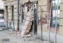 Bochnia. Odpadł kawałek ściany „czerwonej kamienicy”, zamknięto ulicę Fischera – ZDJĘCIA, WIDEO