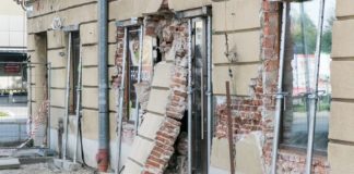 Bochnia. Odpadł kawałek ściany „czerwonej kamienicy”, zamknięto ulicę Fischera – ZDJĘCIA, WIDEO