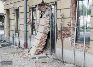 Bochnia. Odpadł kawałek ściany „czerwonej kamienicy”, zamknięto ulicę Fischera – ZDJĘCIA, WIDEO