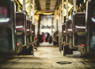 Uczniowie mają obowiązek zasłaniania ust i nosa w komunikacji publicznej