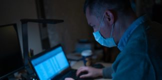 Psycholog: już nie szukamy informacji o koronawirusie, wydaje nam się, że wszystko wiemy