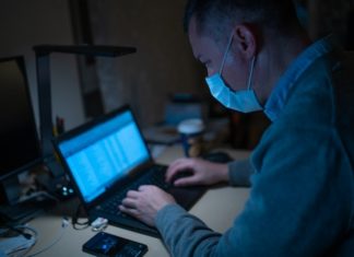 Psycholog: już nie szukamy informacji o koronawirusie, wydaje nam się, że wszystko wiemy