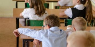 Ekspert: tracimy trochę kontrolę nad COVID-19, zarażają głównie dzieci