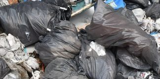 Wyrzucił śmieci na cudzą działkę. Zdradziły go paragony