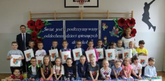 Pierwszoklasiści z Gminy Bochnia otrzymali wyprawki od Wójta