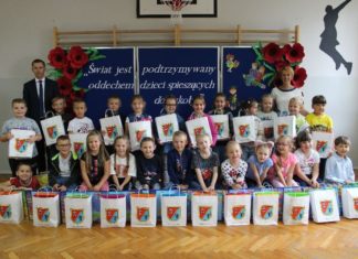 Pierwszoklasiści z Gminy Bochnia otrzymali wyprawki od Wójta