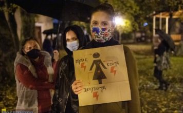 Strajk Kobiet. Ponownie kilkaset osób w marszu, który przeszedł ulicami Bochni – ZDJĘCIA, WIDEO