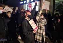 Czarny Protest w Brzesku. Trumna z prawami kobiet przed biurem posłanki Szczurek-Żelazko; tłum zablokował ruch na rondzie – WIDEO