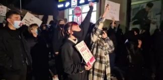 Czarny Protest w Brzesku. Trumna z prawami kobiet przed biurem posłanki Szczurek-Żelazko; tłum zablokował ruch na rondzie – WIDEO