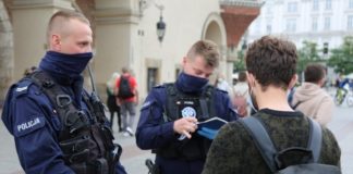 KGP: w czasie świąt policjanci nałożyli prawie 12,5 tys. mandatów za brak maseczki