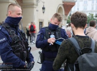 KGP: w czasie świąt policjanci nałożyli prawie 12,5 tys. mandatów za brak maseczki