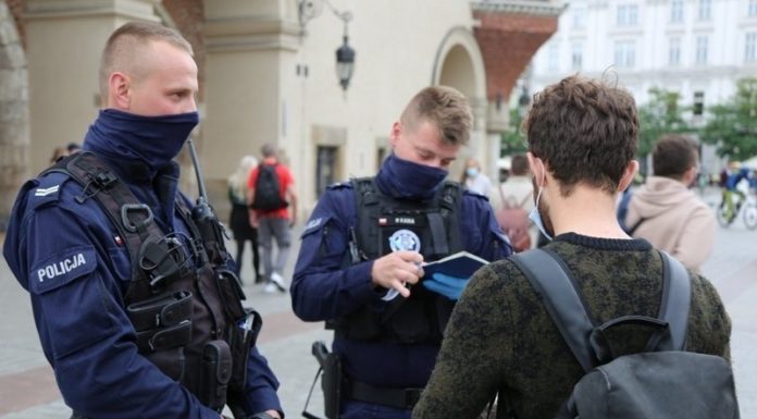 KGP: w czasie świąt policjanci nałożyli prawie 12,5 tys. mandatów za brak maseczki