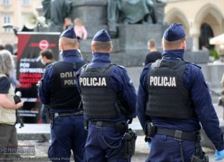 Małopolska. Protestowali „antymaseczkowcy”, policja nakładała mandaty