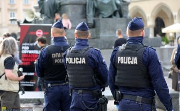 „Nie ma godziny policyjnej w noc sylwestrową; mamy zakaz przemieszczania się”