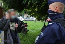 Rzecznik MZ: W galeriach handlowych pojawi się policja, ochroniarz ma przypominać o obowiązku noszenia maseczki