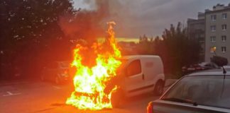 Bochnia. Pożar samochodu na os. Niepodległości – ZDJĘCIA, WIDEO