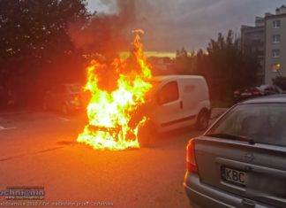 Bochnia. Pożar samochodu na os. Niepodległości – ZDJĘCIA, WIDEO