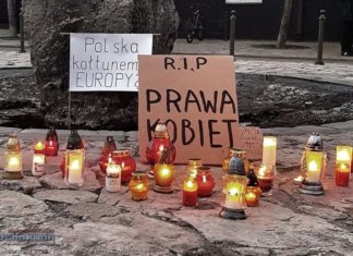 Niepołomice. „Pogrzeb praw kobiet” i znicze przy pomniku odważnej Justyny