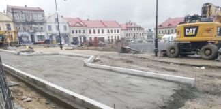 Bochnia. Remont przy zachodniej pierzei Rynku. Widać już, jak będzie wąsko