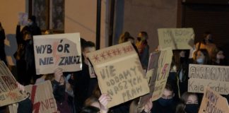 Bochnia. Kilkaset osób na Czarnym Proteście przed biurem posła i w marszu ulicami miasta – ZDJĘCIA, WIDEO