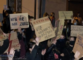 Bochnia. Kilkaset osób na Czarnym Proteście przed biurem posła i w marszu ulicami miasta – ZDJĘCIA, WIDEO