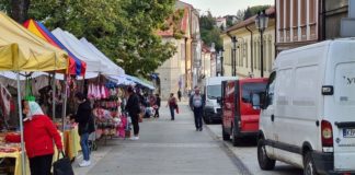 Bochnia. Ciasno na ulicy przy Bazylice św. Mikołaja – trwa odpust