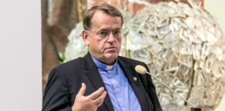 Ks. Dariusz Oko w Bochni: Seksedukatorów trzeba traktować jak przestępców, a homoseksualistów jak narkomanów. Młoda bochnianka nie wytrzymała