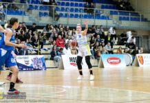 1. liga koszykówki. Wyjazdowa porażka Contimax MOSiR. Kontuzja Magdy Puter, 28 punktów Karoliny Wilk