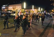 Niepołomice. Mieszkańcy od kilku dni spacerują w protestach