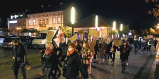 Niepołomice. Mieszkańcy od kilku dni spacerują w protestach