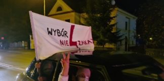 Akcja kierowców w Bochni: Klaksonami zagłuszali „Wiadomości” TVP – WIDEO