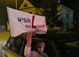 Akcja kierowców w Bochni: Klaksonami zagłuszali „Wiadomości” TVP – WIDEO