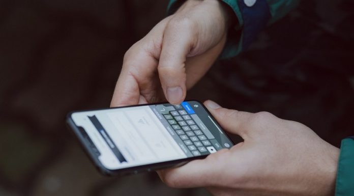 Policja ostrzega: Uwaga na fałszywe SMS-y od „kuriera”