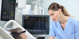 Coraz więcej osób w szpitalach z powodu COVID-19