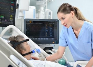 Coraz więcej osób w szpitalach z powodu COVID-19