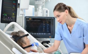 Małopolskie: w szpitalach brakuje pielęgniarek, bo 300 jest zakażonych