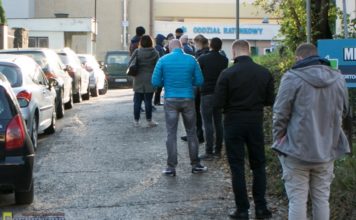 Koronawirus. Kolejki po wymaz przy bocheńskim szpitalu