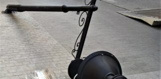 Bochnia. Złamała się nowa latarnia na ul. Wolnica – ZDJĘCIA