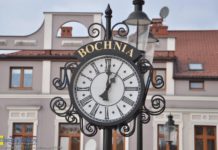 Bochnia. Trwają prace rewitalizacyjne. Przy Rynku zamontowano zegar – ZDJĘCIA