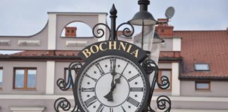 Bochnia. Trwają prace rewitalizacyjne. Przy Rynku zamontowano zegar – ZDJĘCIA