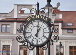Bochnia. Trwają prace rewitalizacyjne. Przy Rynku zamontowano zegar – ZDJĘCIA