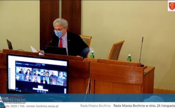 Sesja Rady Miasta Bochnia z problemami technicznymi. Przewodniczący: „To jest żenujące” – WIDEO