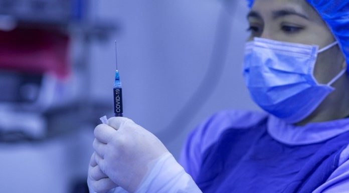 KE wydała zgodę na dopuszczenie do obrotu szczepionki firm Pfizer i BioNTech