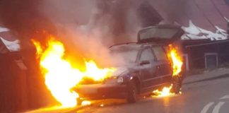 Bochnia. Pożar samochodu na ul. Brzeźnickiej – WIDEO