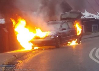 Bochnia. Pożar samochodu na ul. Brzeźnickiej – WIDEO