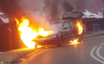 Bochnia. Pożar samochodu na ul. Brzeźnickiej – WIDEO