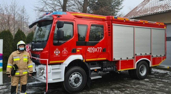 „Bitwa o wozy”. Nowy samochód strażacki trafił do OSP Łąkta Górna